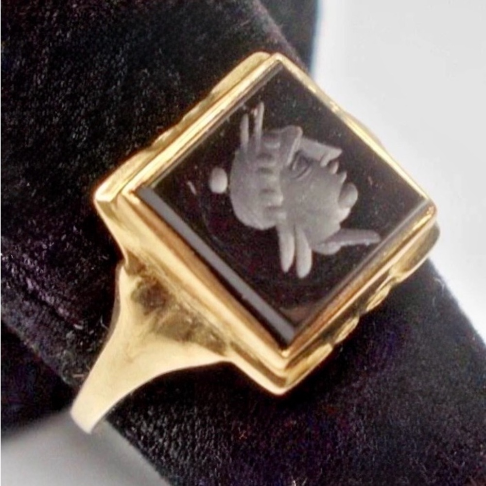 Vintage Solid 10k Gold Black Onyx Intaglio Soldier Ring Size 9   3.22 gr